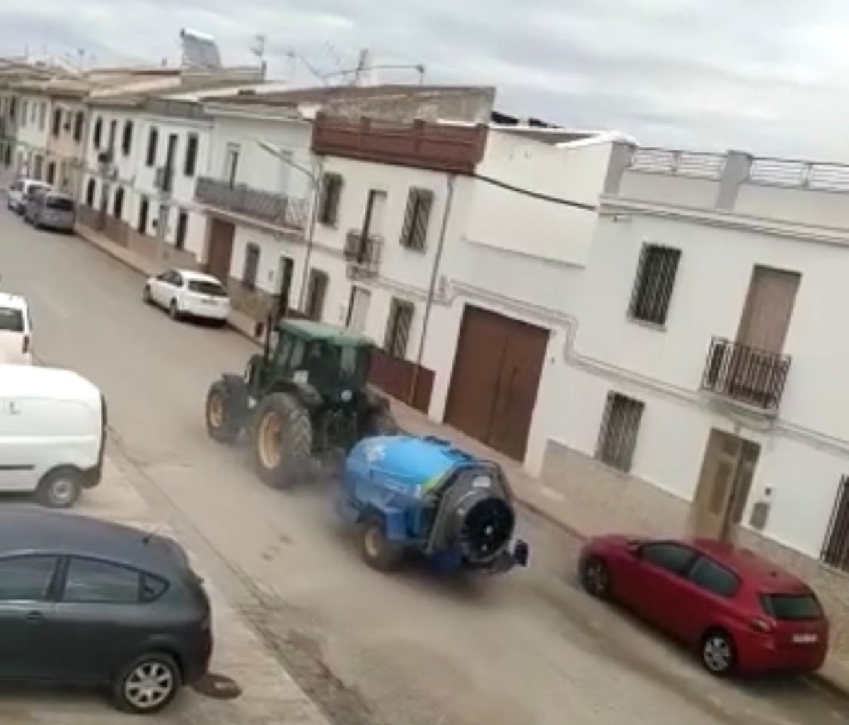 Tractor Desinfectando